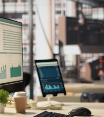 Iroda modern technológiával.